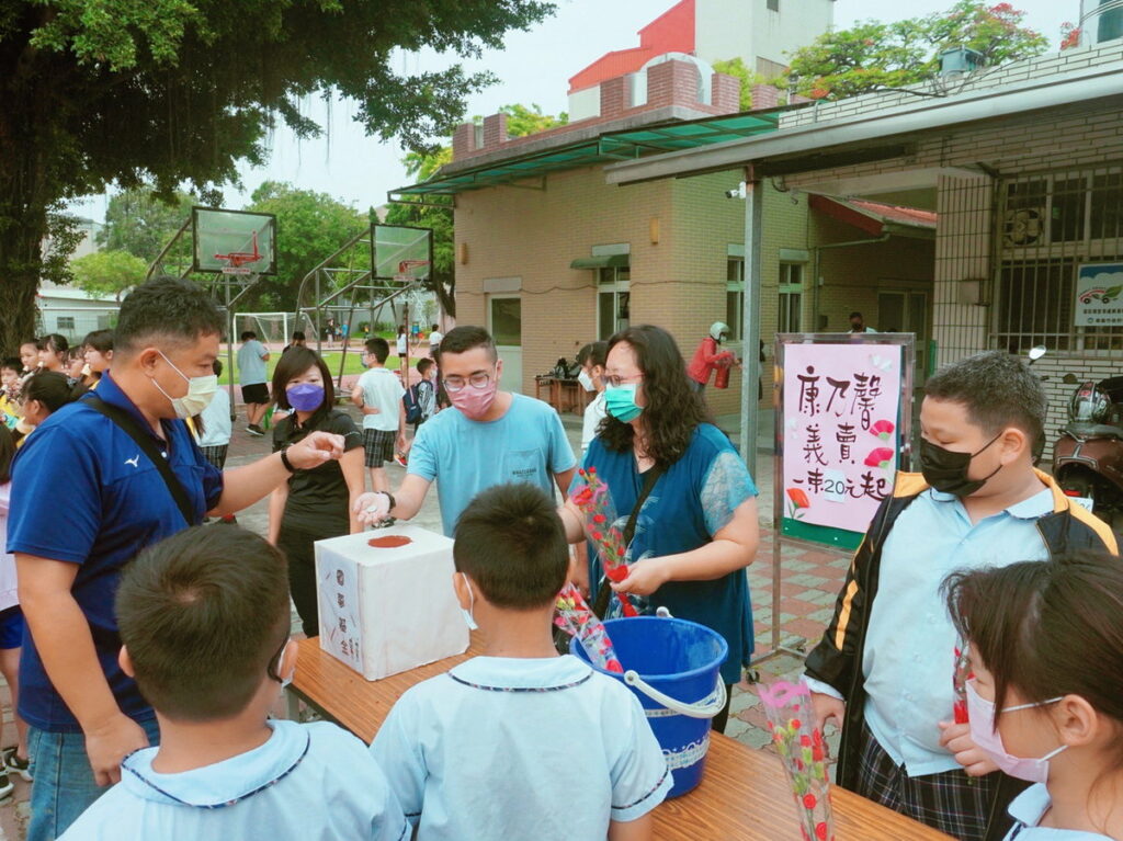 用花讓孩子圓夢,育人國小收成康乃馨幫助學生前進韓國