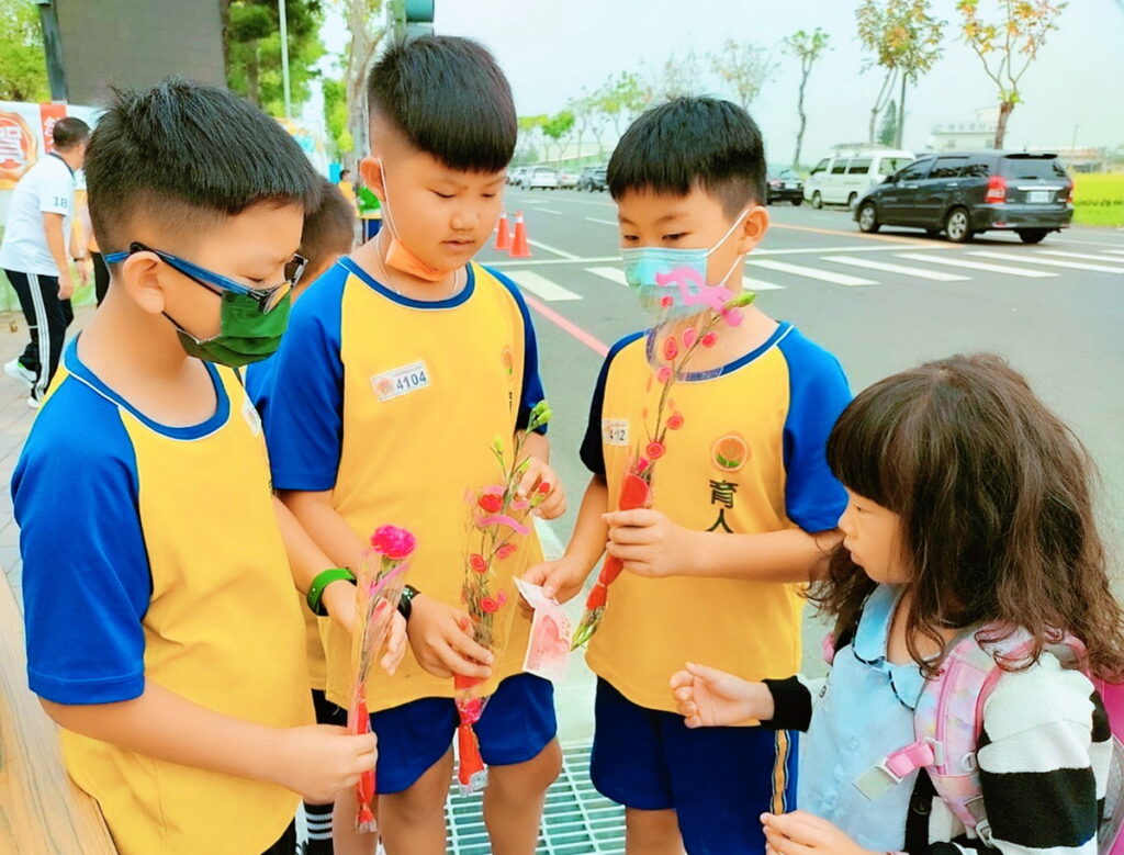 用花讓孩子圓夢,育人國小收成康乃馨幫助學生前進韓國