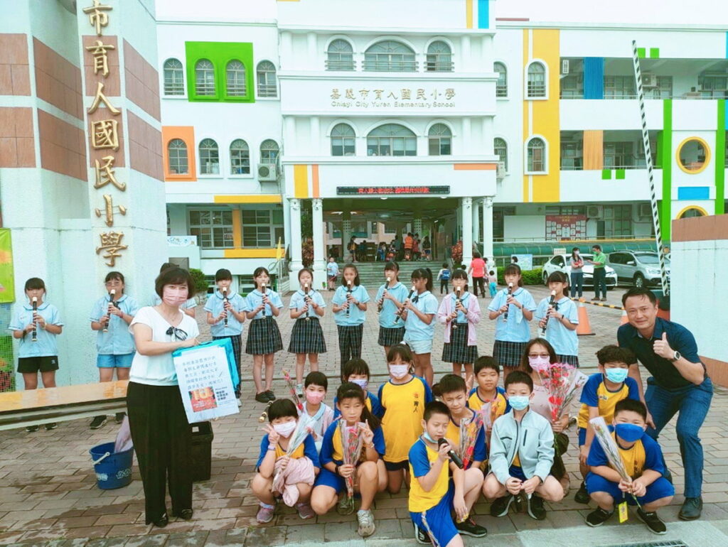 用花讓孩子圓夢,育人國小收成康乃馨幫助學生前進韓國