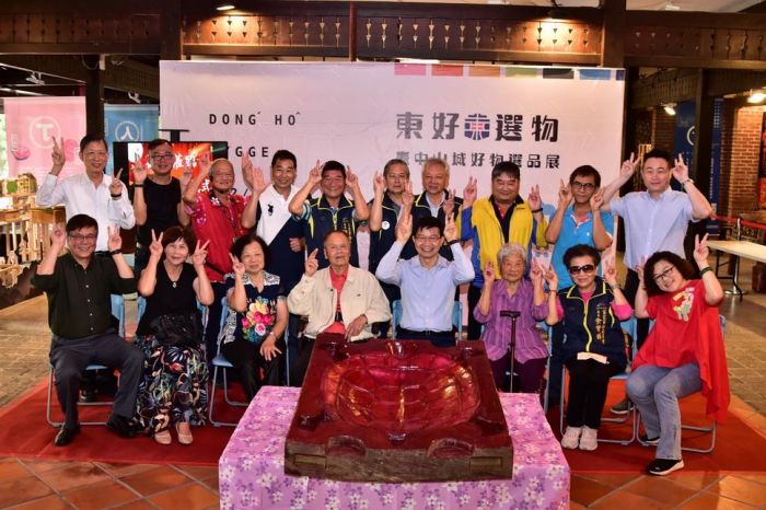 發揚客庄粄食文化 桃園李聯慶贈中市客委龜粄模
