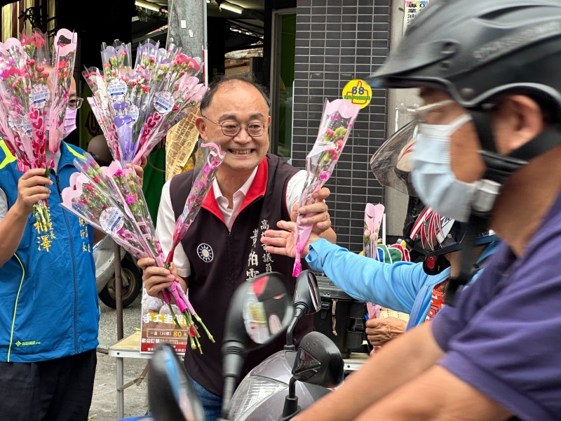 國民黨高市黨部母親節送康乃馨　黃柏霖：感恩母親 未來到中央為下一代打拚！
