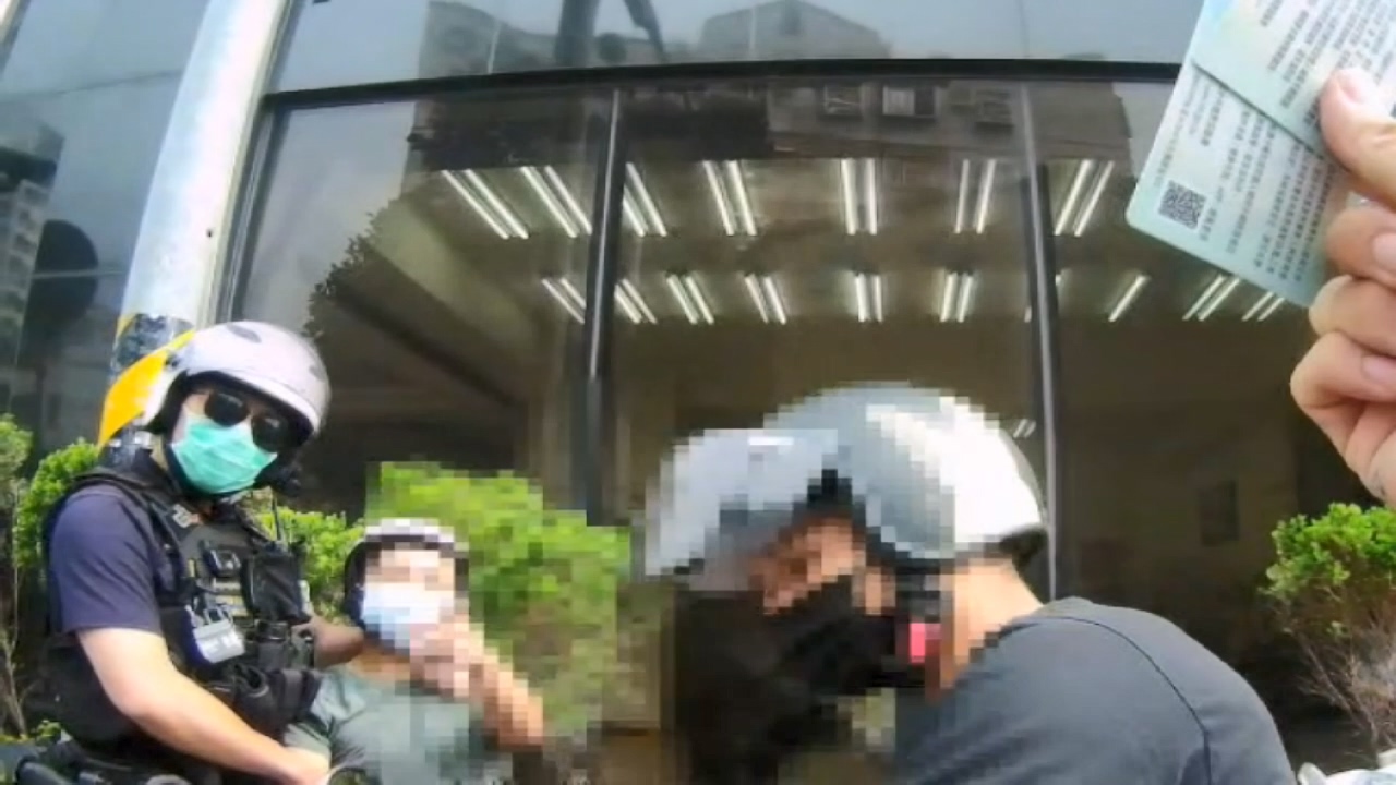 什麼情形？！記得朋友生日 自己的忘了 把警察當成只有三歲的下場就是被帶走…