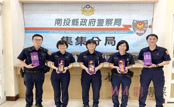 溫馨母親節,集集警分局獻上「鑲金花朵」祝福