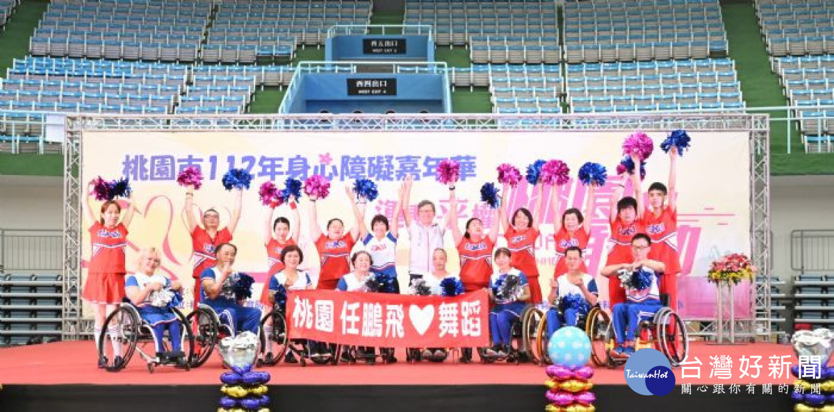 王副市長和輪椅舞表演者合影。