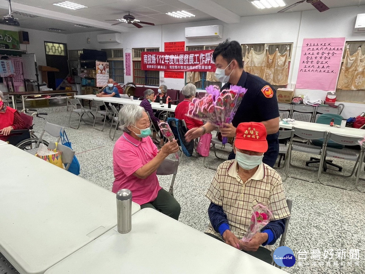 員警梁晉嘉視民如親贈送花束賀節。(草屯分局提供)