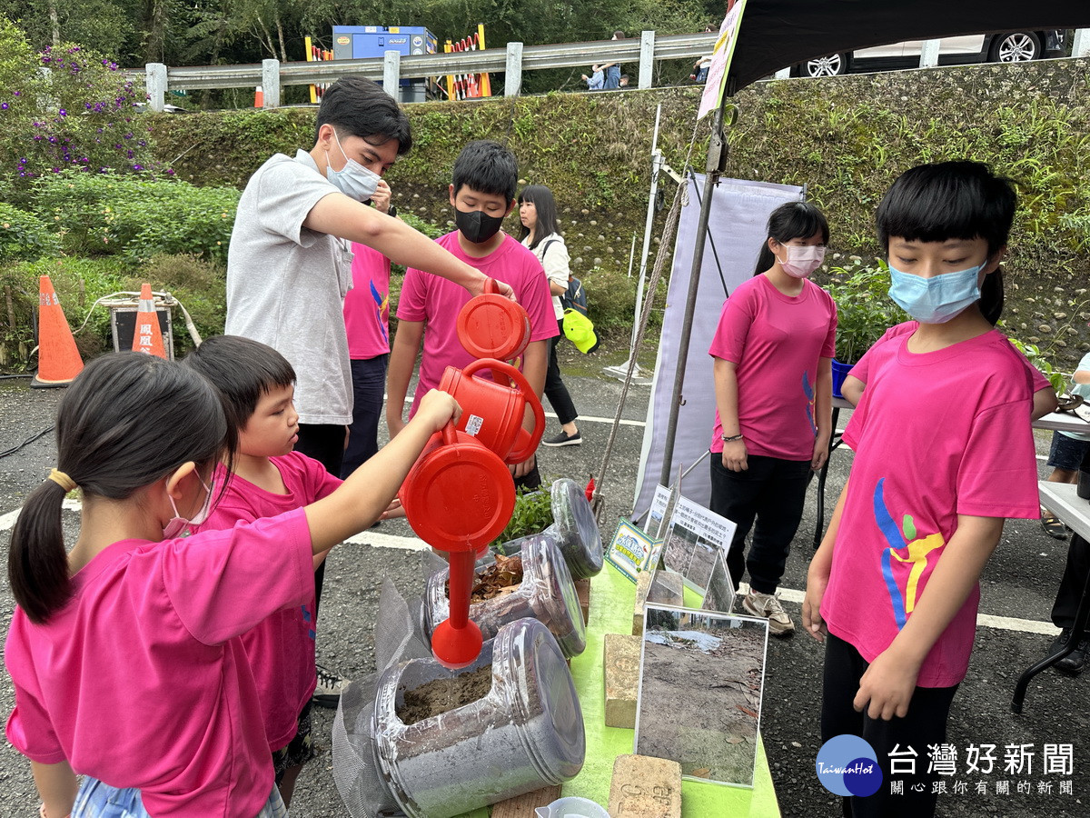 近30個攤位以宣導生態與土地、水土保持等為主題。(記者扶小萍攝)