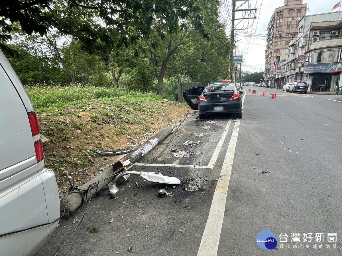 駕駛不只撞斷電線桿還撞毀停在一旁的警車。