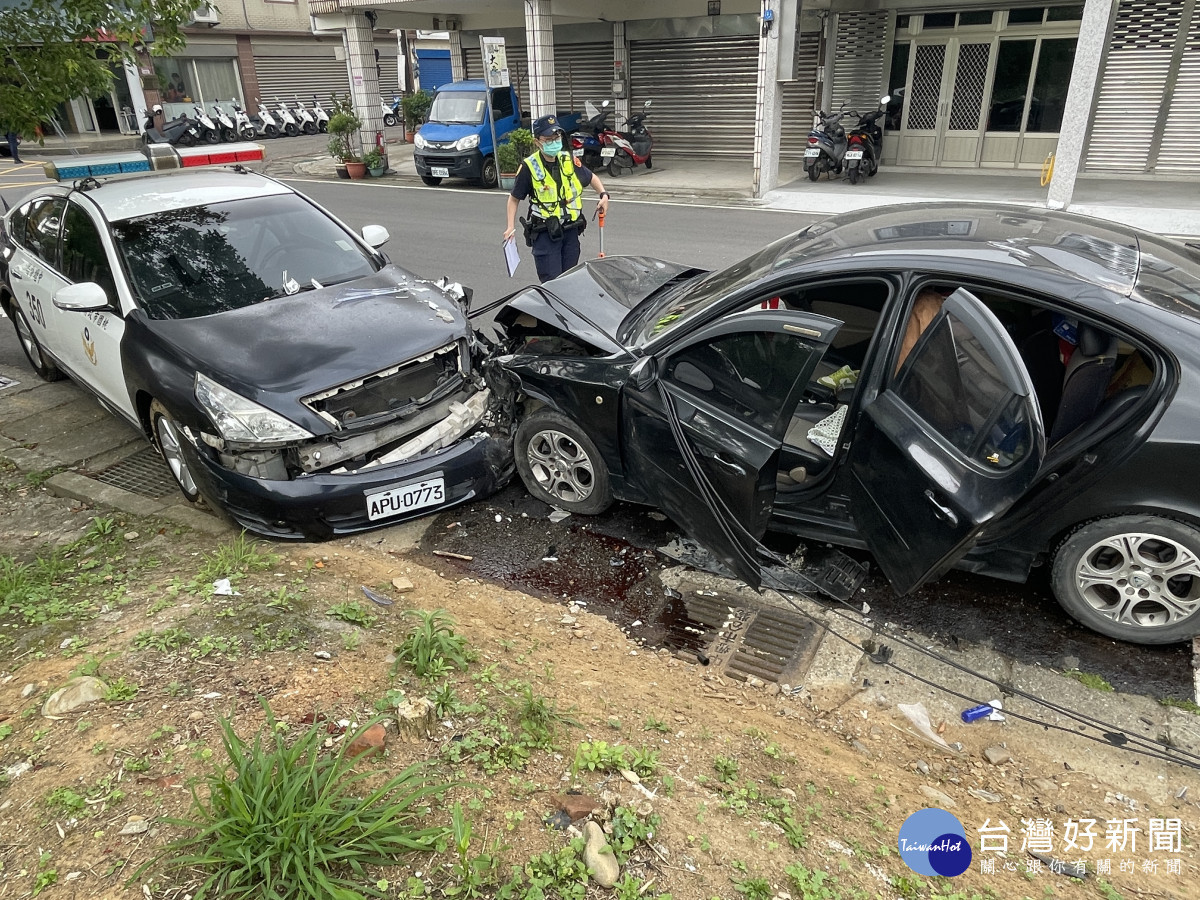 駕駛不只撞斷電線桿還撞毀停在一旁的警車。<br /><br /> <br /><br />
