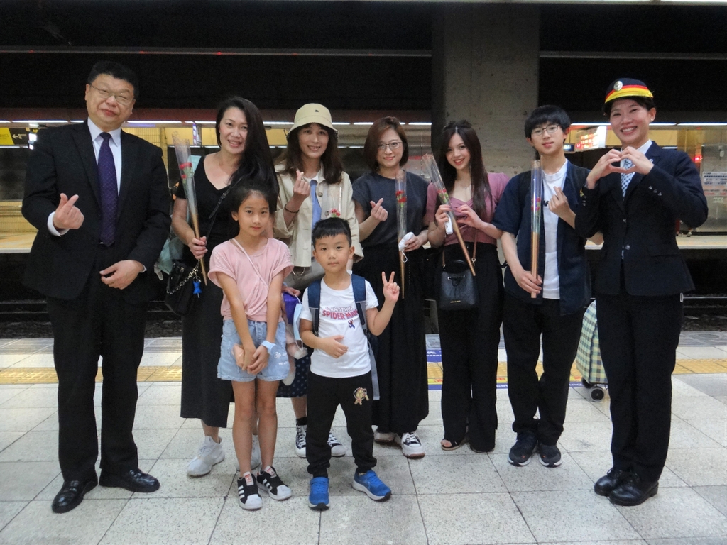 杜微於5月12日特別赴台北、板橋、及南港等站視察旅客疏運情形（圖：交通部臺鐵局）