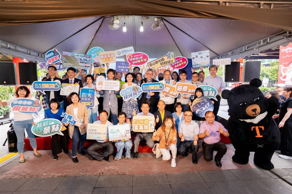 交通部觀光局首度舉辦的「觀光亮點獎」評選活動報名踴躍,交通部主任秘書黃荷婷在致詞時感謝中央部會,包括文化部、經濟部、教育部、退輔會、原民會、農委會、客委會及內政部營建署,及各縣市政府、各國家風景區管理處共襄盛舉