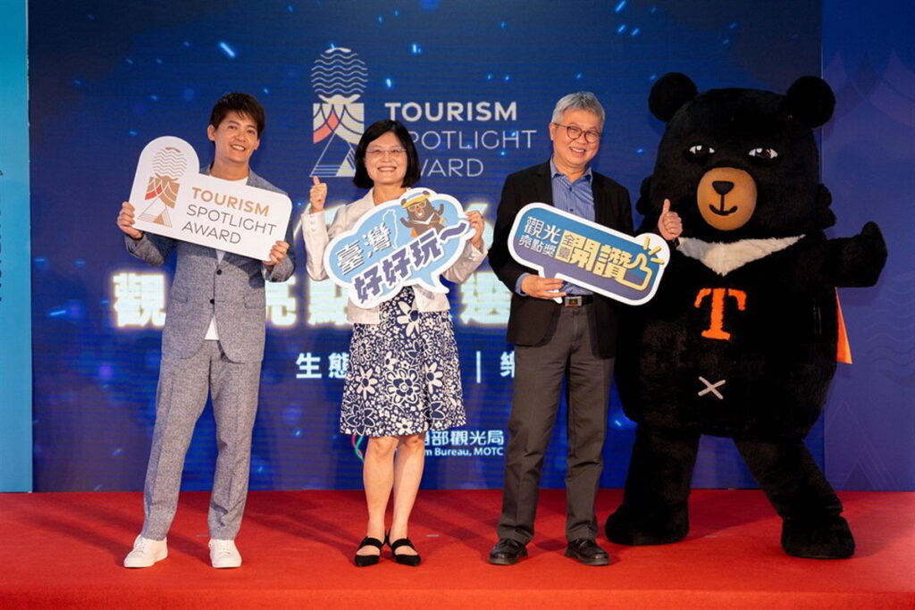 觀光亮點獎」活動啟動記者會 交通部主任秘書黃荷婷現場與喔熊合影