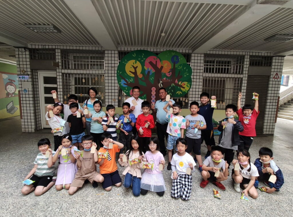 嘉市僑平國小 母親節雙心木質卡片謝親恩