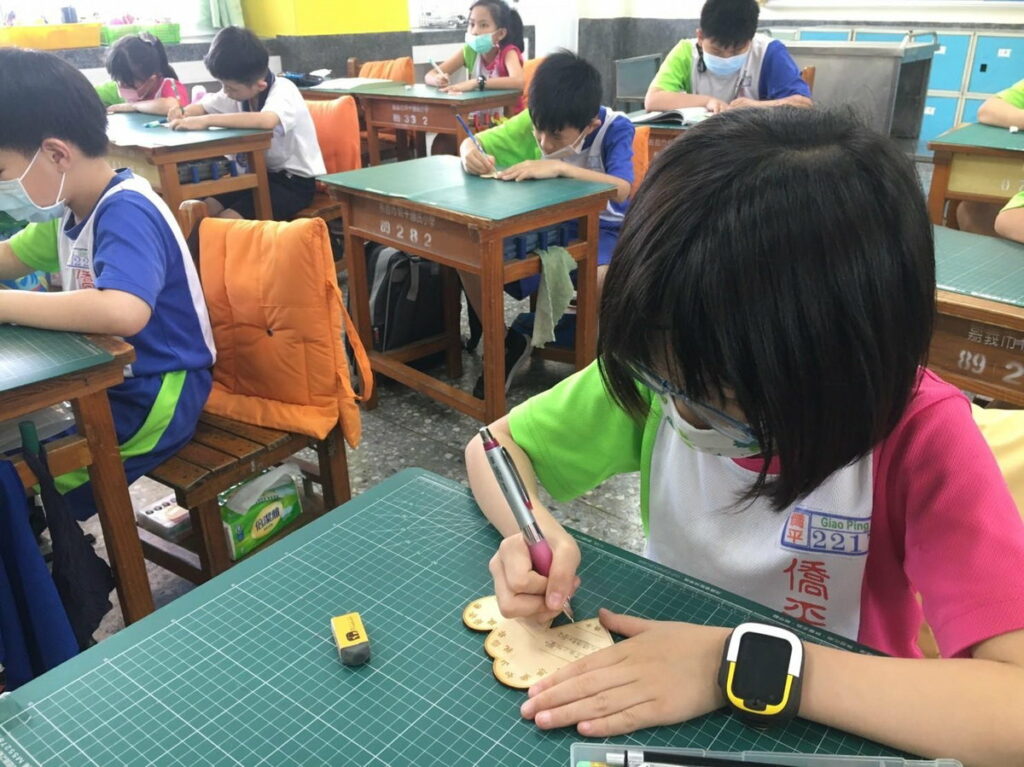 嘉市僑平國小 母親節雙心木質卡片謝親恩