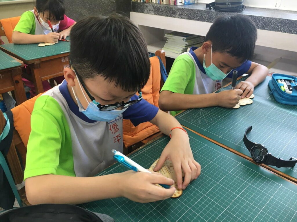 嘉市僑平國小 母親節雙心木質卡片謝親恩