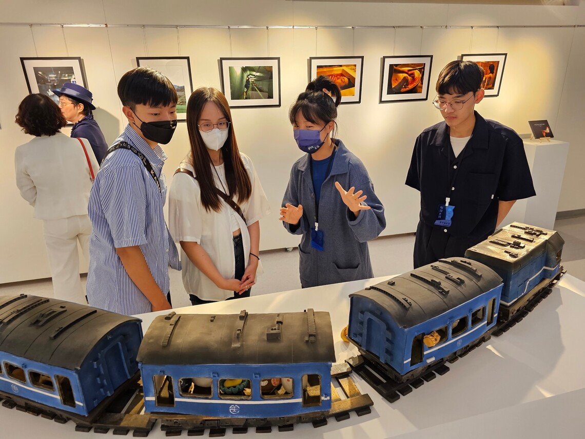 漾新聞|高雄大學藝創系畢業成果《曙霧之間》文化中心至真館青春美展展出