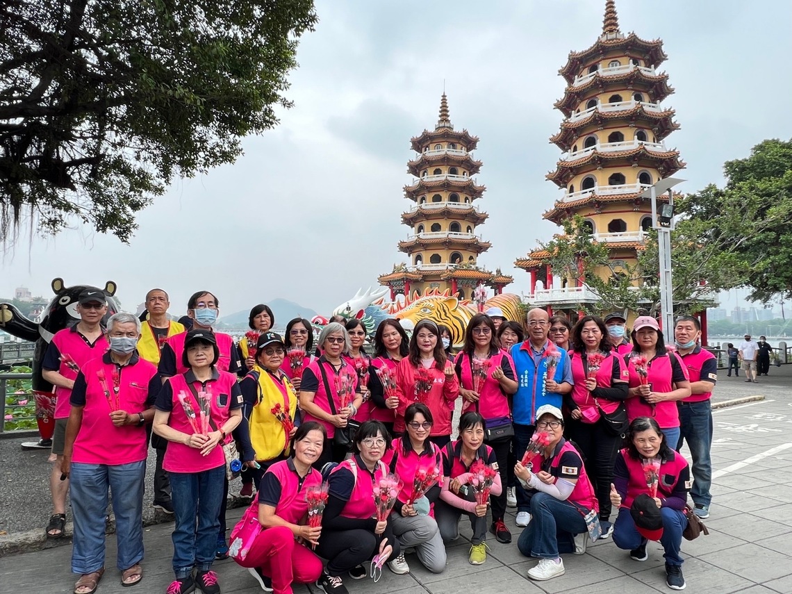 漾新聞|持續33年陳玫娟攜手左營救國團送康乃馨 並關懷養護中心人力問題