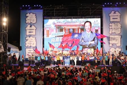 郭台銘7日在鳳山舉行首場造勢,現場中華民國國旗旗海飄揚。翻攝郭台銘臉書