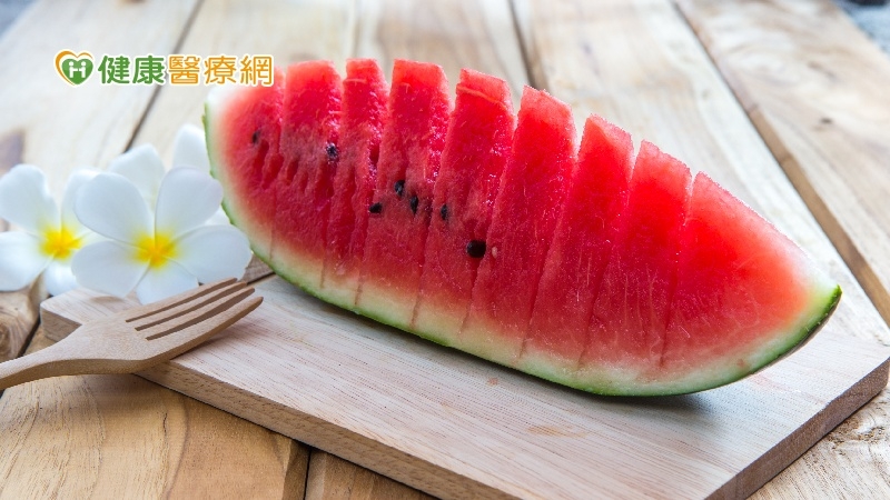 吃西瓜消暑又營養! 但腸胃弱的人不要在這時間吃