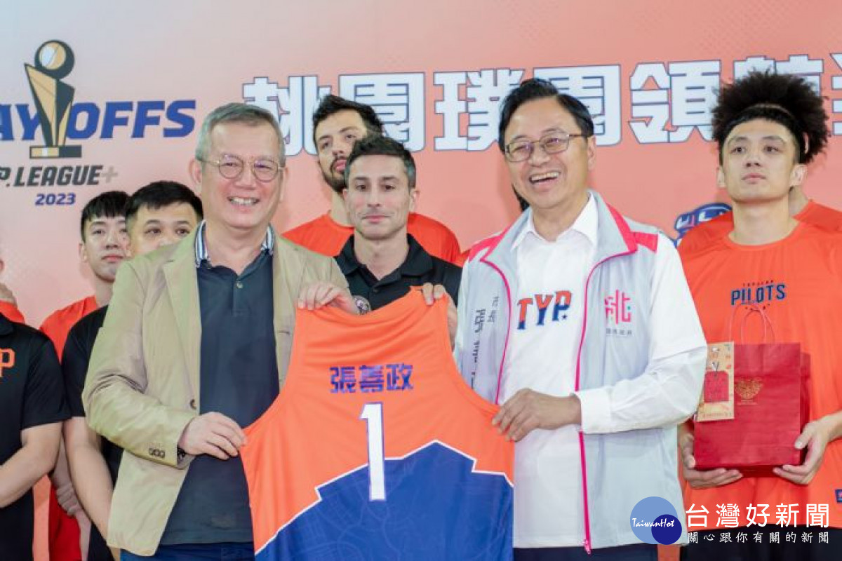 球隊回贈桃園主題球衣予市長,並共同合影。