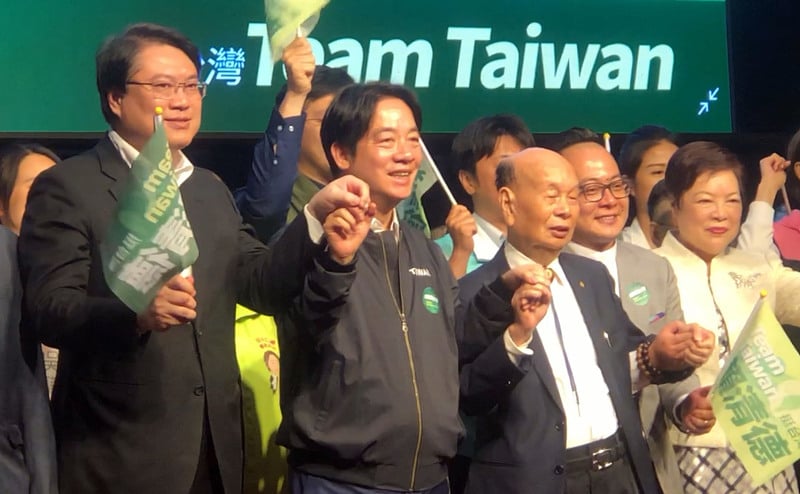 賴清德(左二)14日下午出席基隆市信賴台灣之友會成立大會,他97歲高齡的舅舅童永(左三)出任理事長,內政部長林右昌(左一)也到場力挺。中央社
