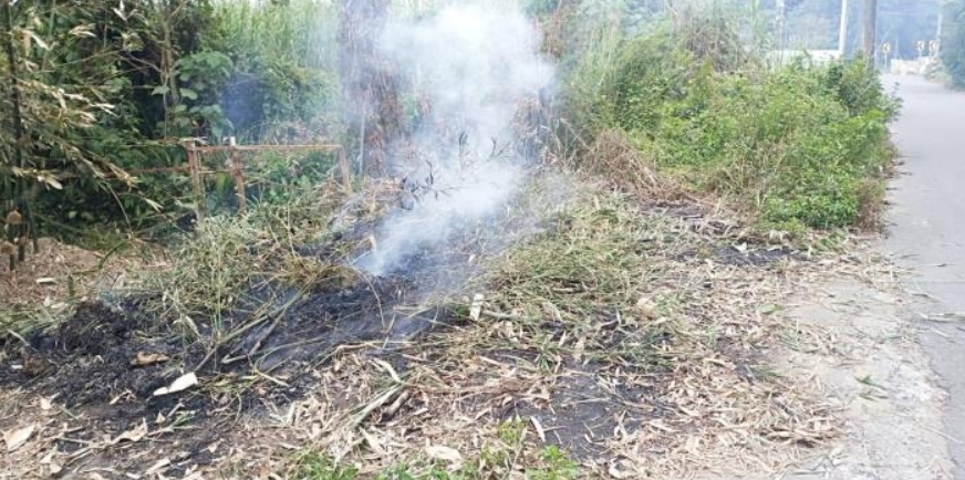 露天燃燒稻草會造成空氣品質不良，甚至降低能見度而影響公共安全。(圖：台南市環保局)