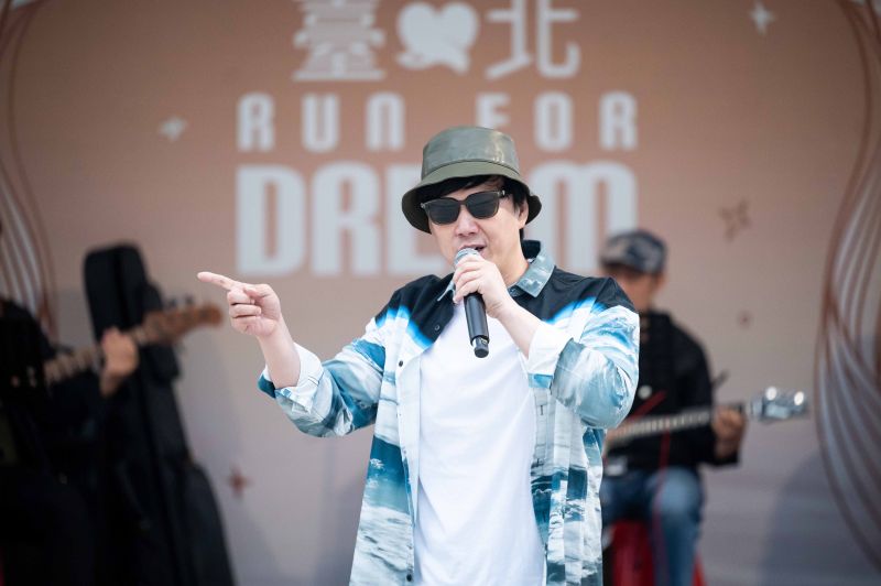 金曲歌王蕭煌奇「牽新車」回應李炳輝「車聚」結果出爐了 錯身李炳輝 相見歡同學張玉霞 金曲歌王蕭煌奇「牽新車」回應李炳輝「車聚」結果出爐了 錯身李炳輝 相見歡同學張玉霞