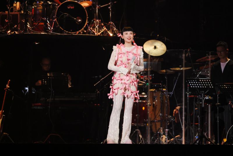 魏如萱豪華返場《HAVE A NICE :DAY 2 YOU》 傳遞「超幸運體質」能量 粉嫩「洗標裝」招桃花 魏如萱豪華返場《HAVE A NICE :DAY 2 YOU》 傳遞「超幸運體質」能量 粉嫩「洗標裝」招桃花