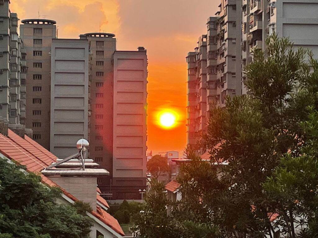 精忠國小向周邊借景觀測懸日,猶如異國