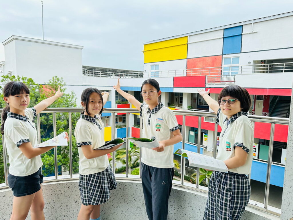 精忠國小學生開心與校舍合影