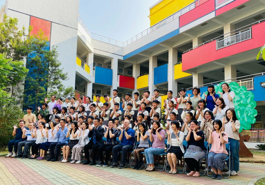 精忠國小師生與校園合照