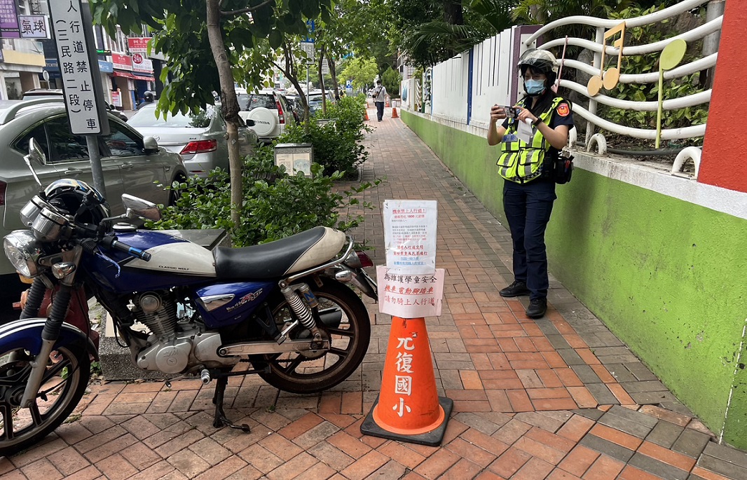 ▲ 警方加強取締「人行道違規停車」,提升行人路權 (圖/台中市警察局 提供)