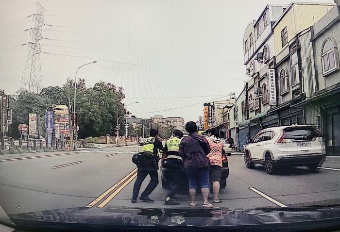 小客車突熄火停路中　頭份警推車協助脫困