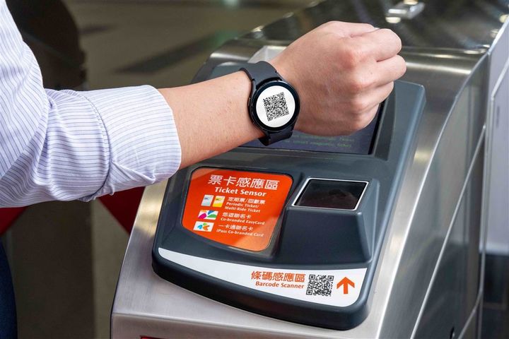 台灣高鐵T-EX行動購票App,用智慧型手錶就可感應條碼進站搭高鐵。 圖:台灣高鐵公司/提供