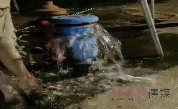 桃園大停水! 平鎮路邊自來水控制閥卻爆管水直流肇禍