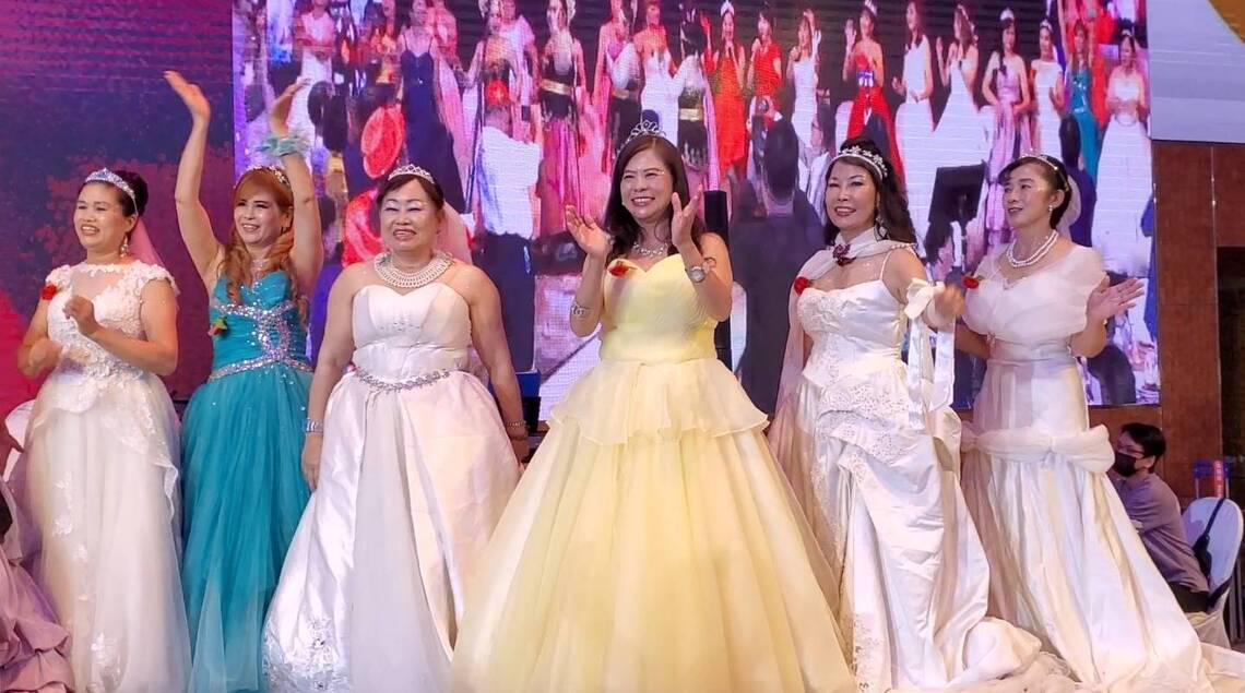 漾新聞|嫁來台灣她們竟然沒有穿過結婚禮服 百人婚紗秀幫新住民媽媽圓夢