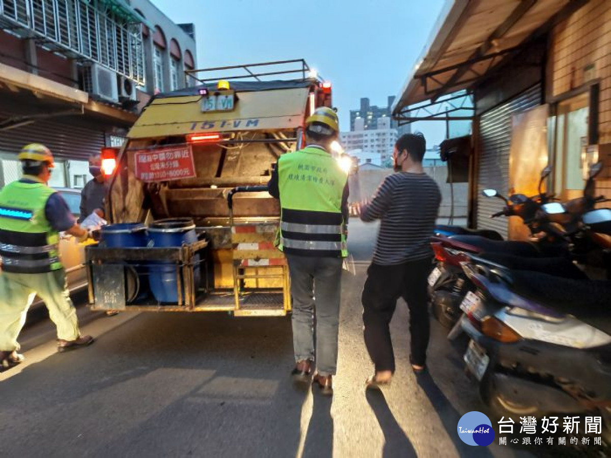 桃園市環保局辦理112年清潔隊員對外招考,,總共吸引4,145名考生報名。<br /><br />