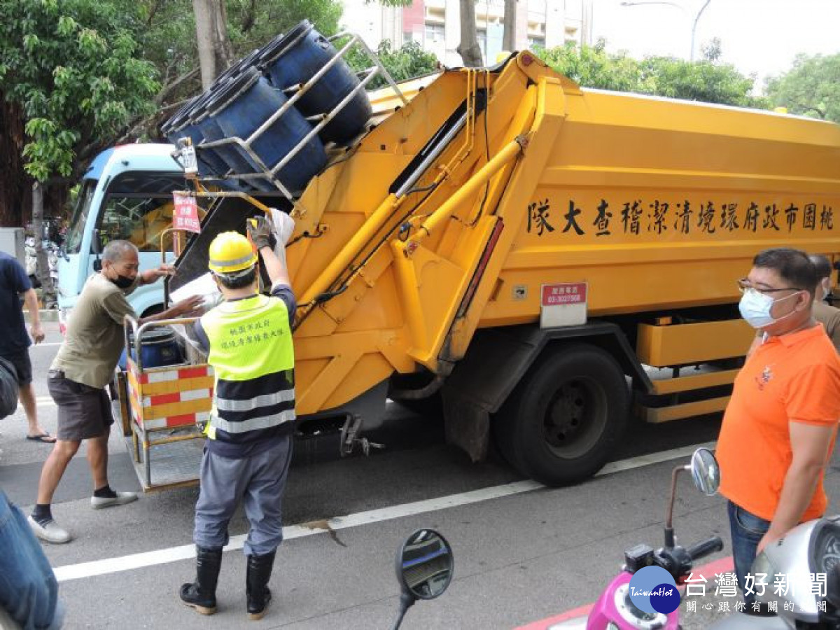 桃園市環保局辦理112年清潔隊員對外招考,,總共吸引4,145名考生報名。<br /><br />