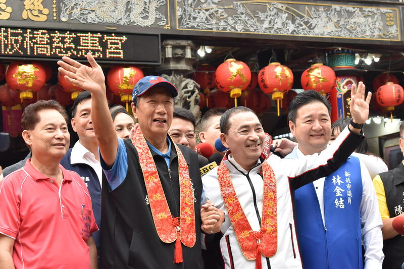 國民黨17日將確定2024總統人選,到底是新北市長侯友宜,還是鴻海集團創辦人郭台銘出線,備受關注。圖為兩人12日同台/中央社