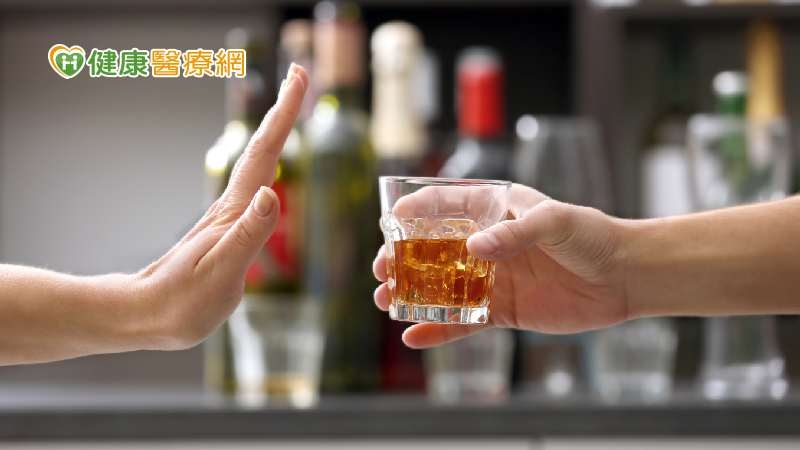 逾14%大學生飲酒過量 國健署傳授5招拒絕勸酒!聚會喝酒別再「乎乾啦」