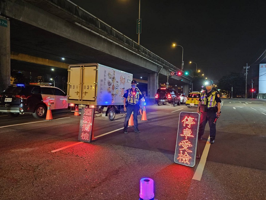 ▲ 警方於台74線各閘道口執行封閉式路檢取締酒駕 (圖/台中市警察局 提供)