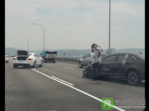 這下真的芭比Q了!變換車道撞上千萬賓利 自小客駕駛一臉茫然