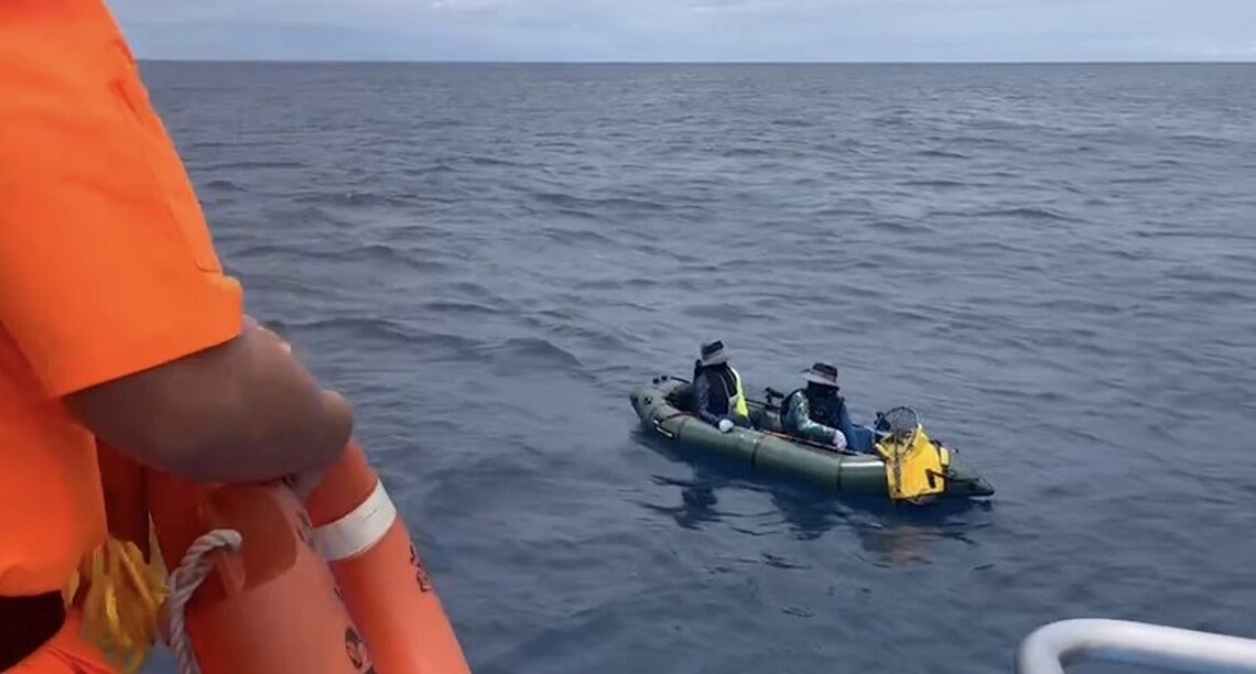 遊客自駕充氣小艇離岸漂流 恆春海巡即刻救援