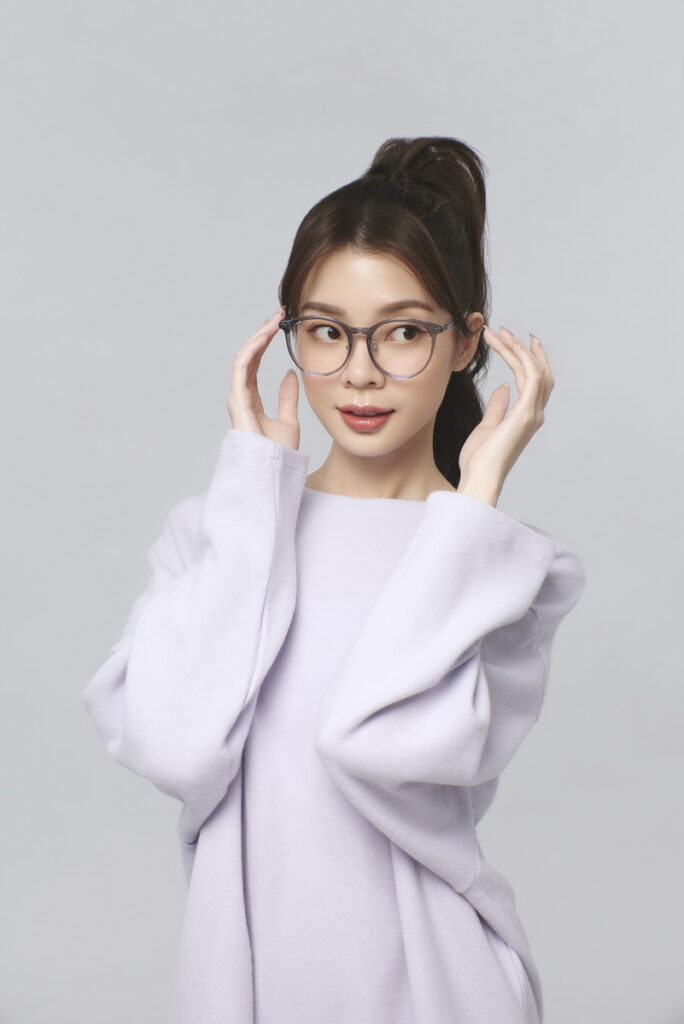 神秘的舞蹈天王MANG溫和色系與曲線鏡框 低調有型