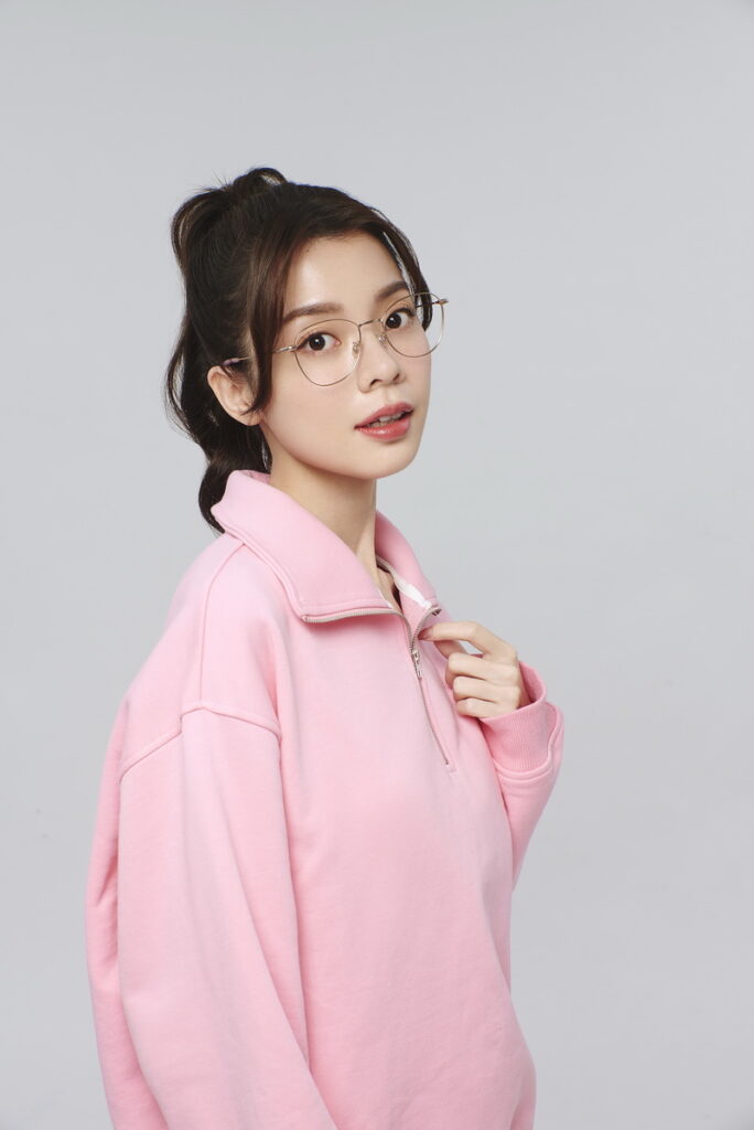 48次元好奇心王子TATA愛心型鏡框，凸顯角色活潑氣息