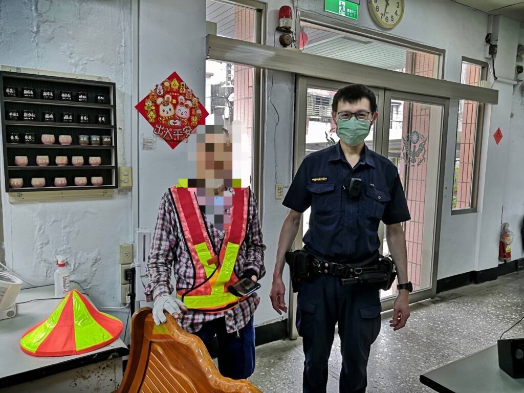 60多歲的陳男之前一直嚮往台灣各地美景許久,在退休後專程推車帶著行囊環島