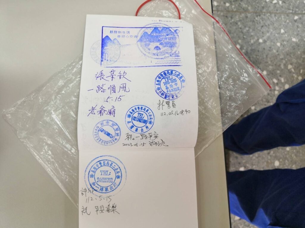 陳男表示希望警方幫忙,在隨身攜帶的小冊子內頁加蓋單位戳章作為環島紀念