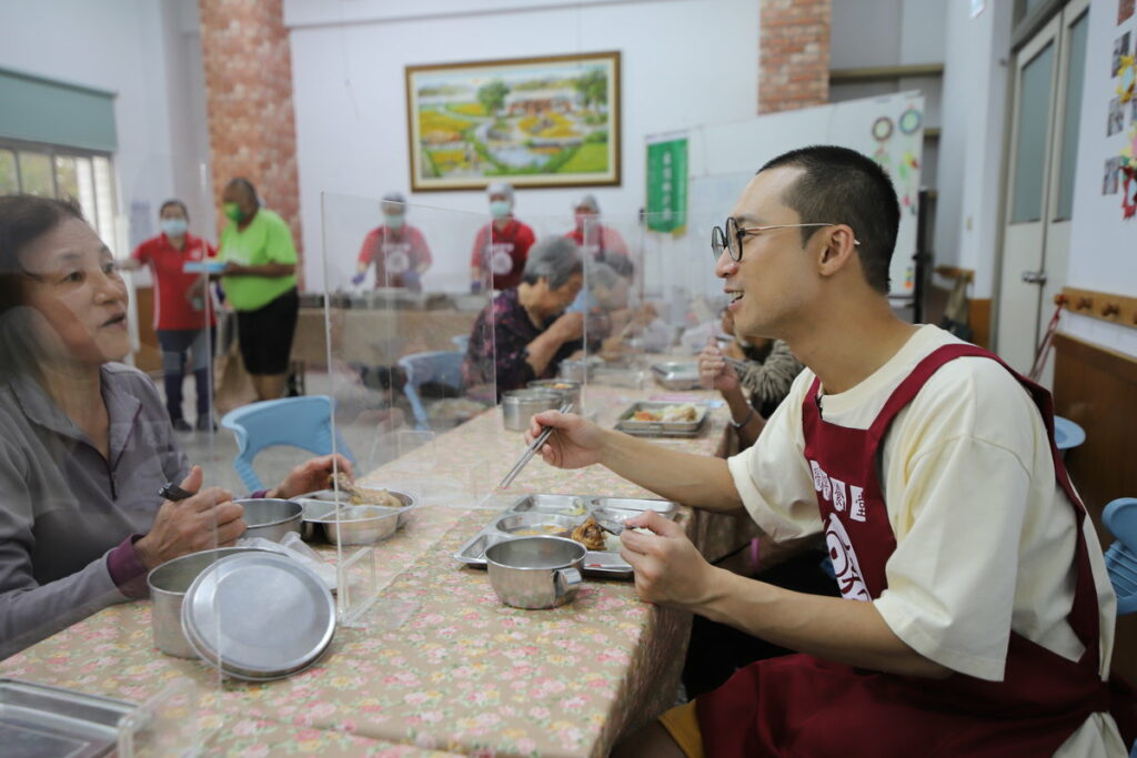 「浩角翔起」陪伴長輩們在六腳暖暖老人食堂一起吃飯