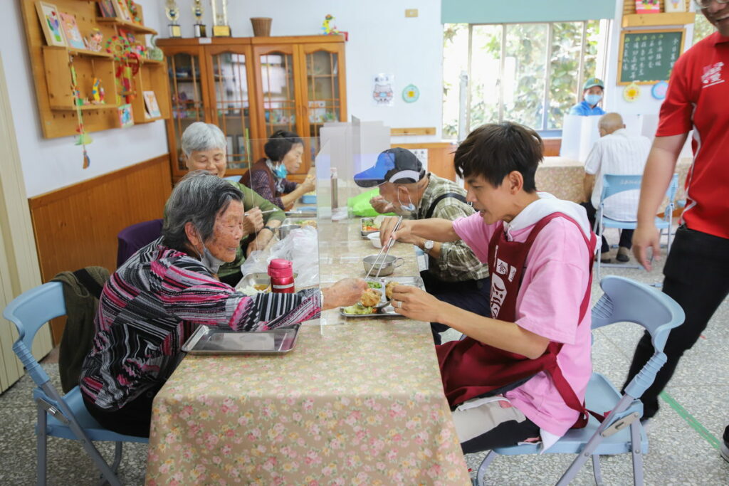「浩角翔起」陪伴長輩們在六腳暖暖老人食堂一起吃飯