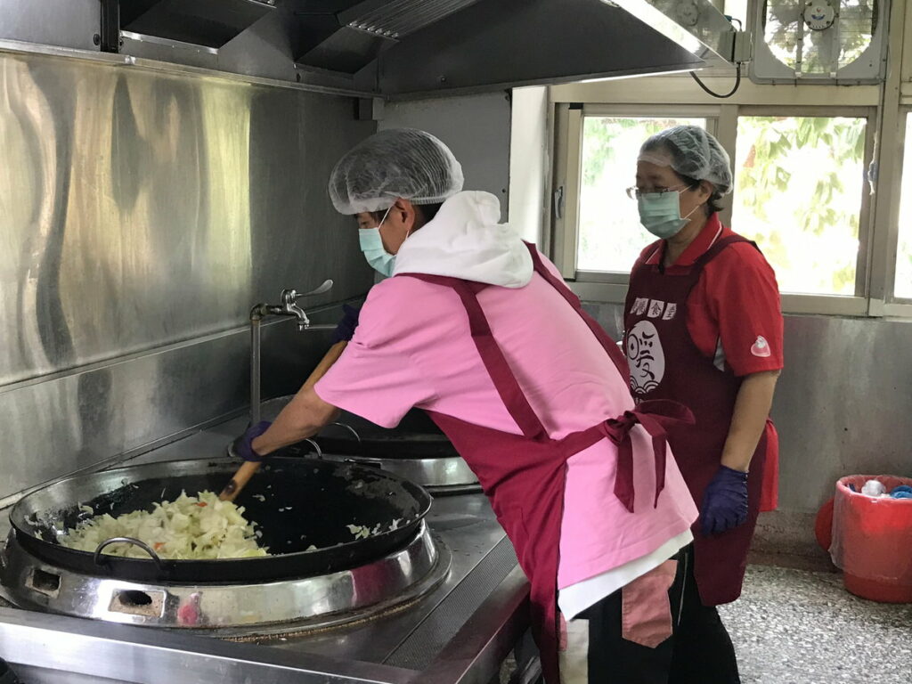 「鬧著玩」阿翔與六腳暖暖老人食堂廚師一起為長輩準備飯菜