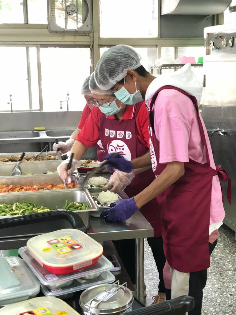 「鬧著玩」阿翔與六腳暖暖老人食堂廚師一起為獨居長輩準備便當